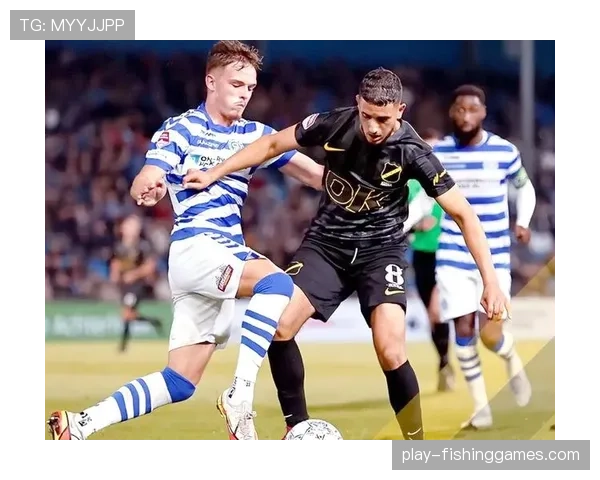 特写：在训练场边，沃特福德主帅仔细观察每一位球员的定位球主罚习惯